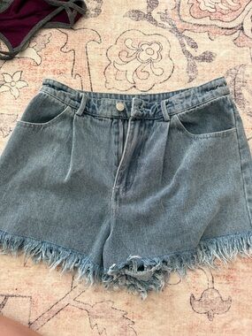 High-Waist Frayed Hem Denim Shorts - Light Blue